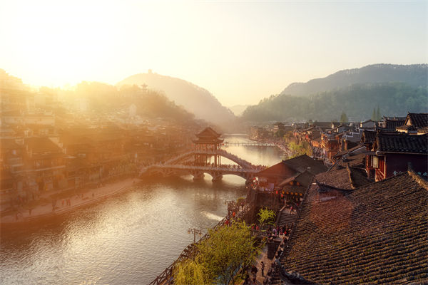 戰(zhàn)略規(guī)劃分析：村民不滿古鎮(zhèn)收門票，指引游客逃票